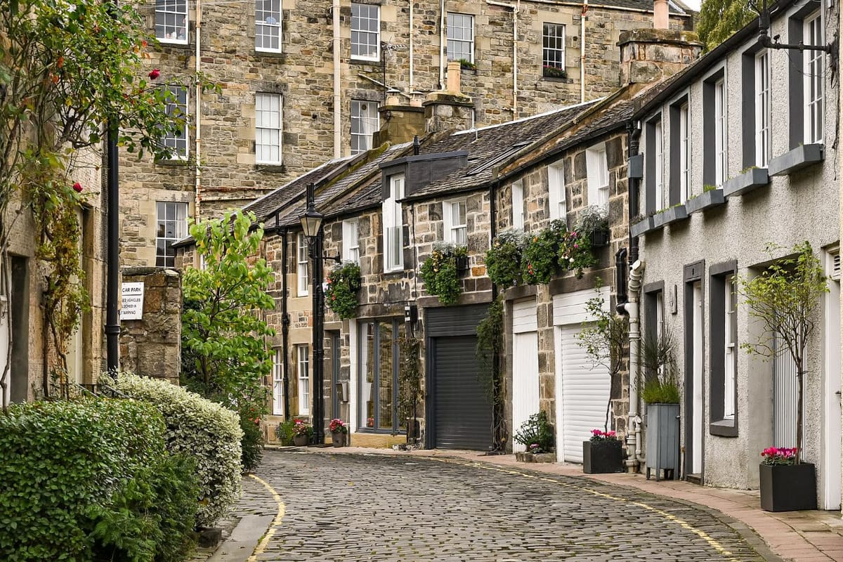 Cobbled Circus Lane with mews houses and climbing plants in Edinburgh New Town
